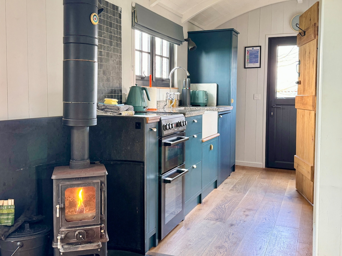 Top Airbnb: Penkenna | Hot tub | Alpacas | Golf Simulator in St. Gennys