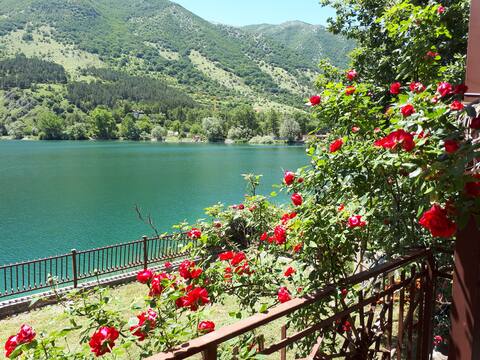 Lake Scanno penthouse with garden and fireplace
