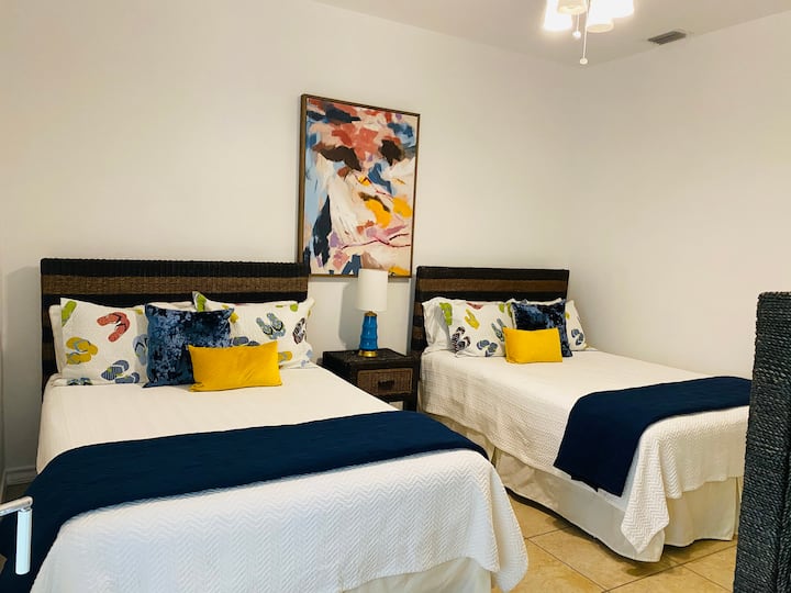 เตียงควีนไซส์ 2 เตียงและห้องน้ำในตัวในห้องนอนที่สองชั้นล่างให้ความเป็นส่วนตัวเต็มที่