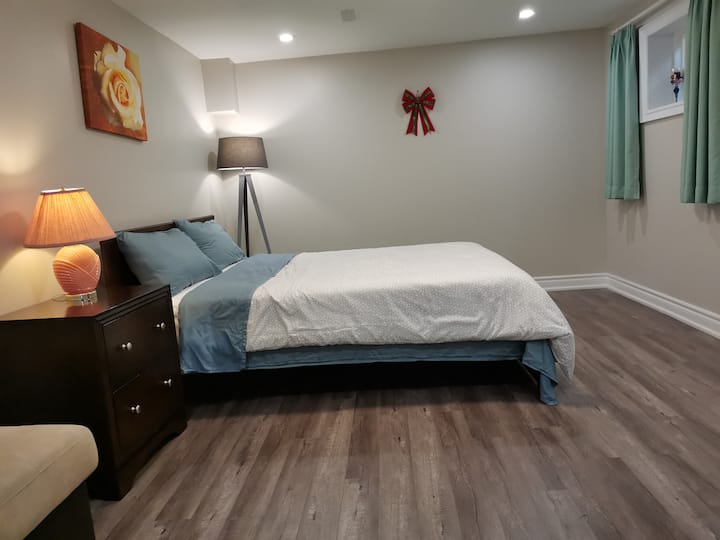 宽敞的卧室。标准双人床