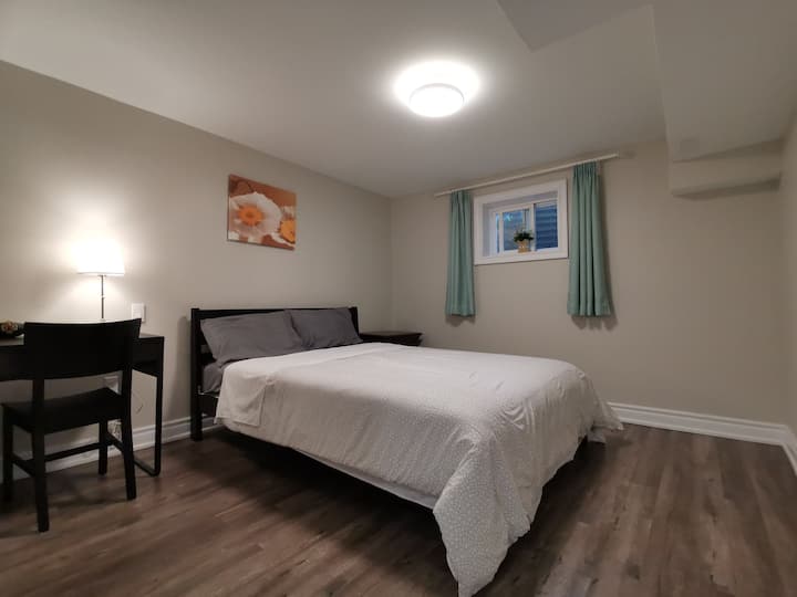 第二间卧室。1.8米宽双人床