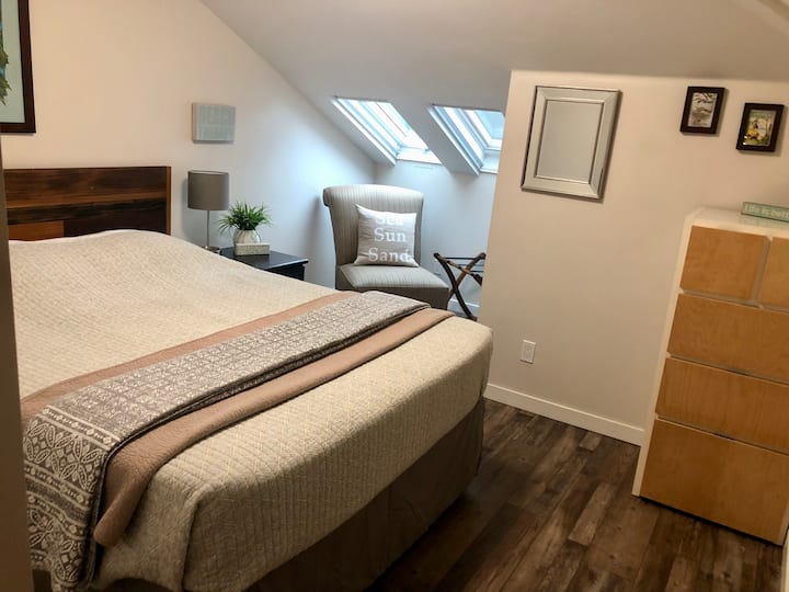 Dhomë gjumi 1 me krevat dopio "queen" dhe 2 ndriçues tavani