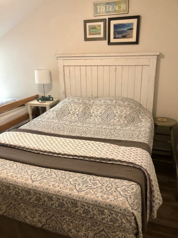 Dhomë gjumi 2 me krevate dopio dhe tek dhe 2 ndriçues tavani