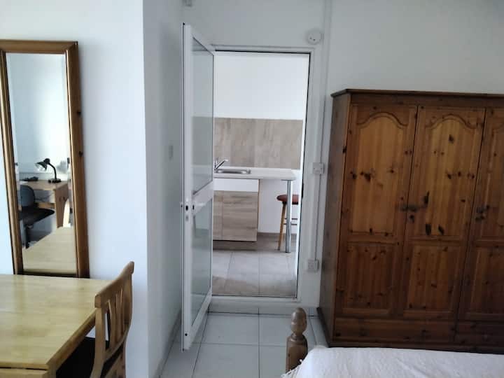 Mlango kutoka jikoni hadi chumba cha kulala