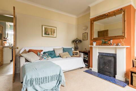 Cosy Quirky Cosby Cottage