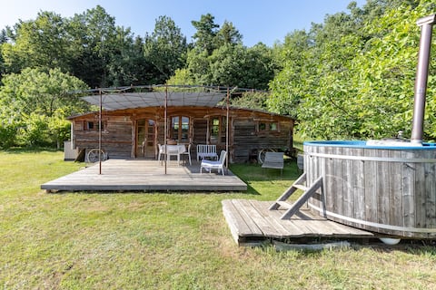 Roulotte facing gorgeous Pyrenees view