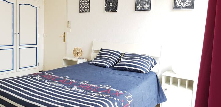 غرفة مكيفة الهواء مع خزانة ملابس