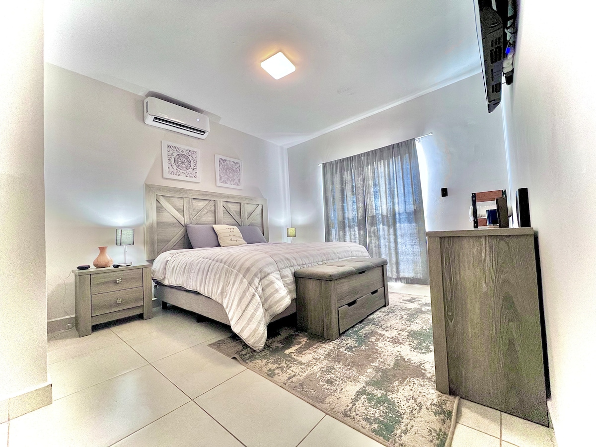 Recámara principal con acceso privado a la terraza, aromaterapia y smart tv 55” colchón memory foam soft gel. Minisplit caliente/frío.
Dormitorio principal con aromaterapia y TV inteligente de 55pulgadas acceso privado a la terraza, colchón de gel suave de espuma viscoelástica.
