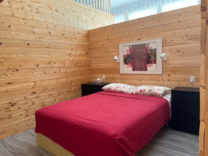 Chumba cha kulala na kitanda cha malkia
Chumba cha kulala na kitanda cha malkia 