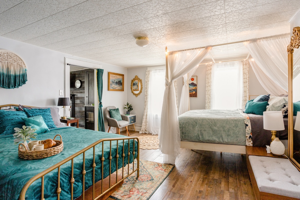 2 queen beds to choose from, 3 if you count the queen sleeper sofa. Zzzzzz