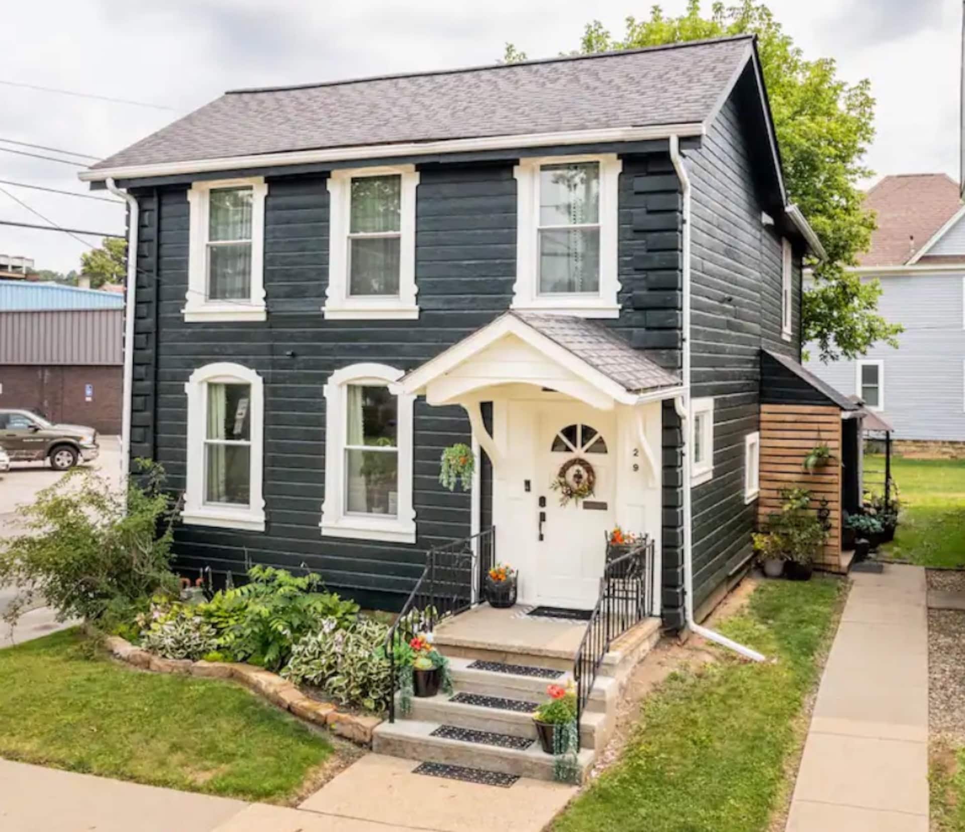 5-Star Downtown Butler Stay • Weekly/Mo. Discounts