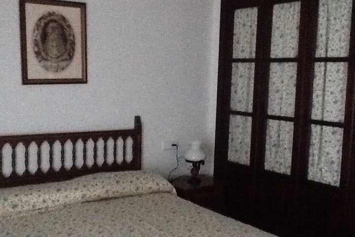 Dormitorio doble ("casa nueva")

Habitación con cama doble ("ala nueva")