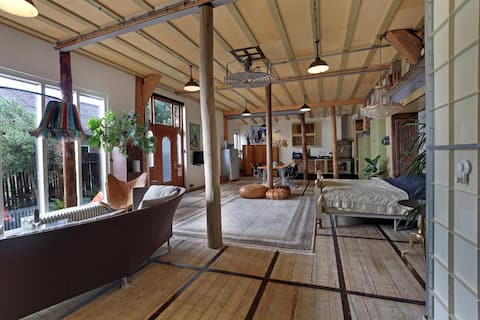 Spacious,stylish, comfy Loft 10 min from Amsterdam