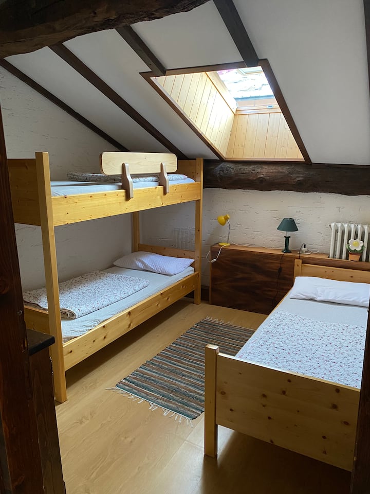 Dhoma e dytë e gjumit me krevat marinari dhe krevat tek dhe gardërobë