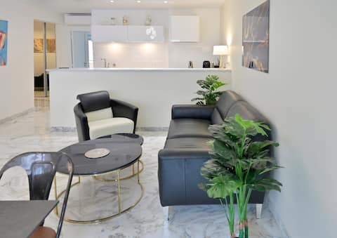 Top Airbnb: 3 rooms, 50 m from the beaches, air conditioning, garage, Netflix. à Antibes