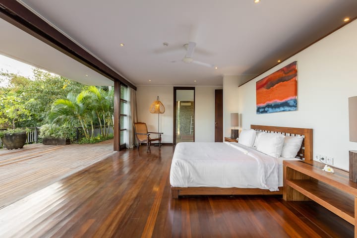 Основна стая с легло
намира се на втория етаж над всекидневната с изглед към басейна и градината