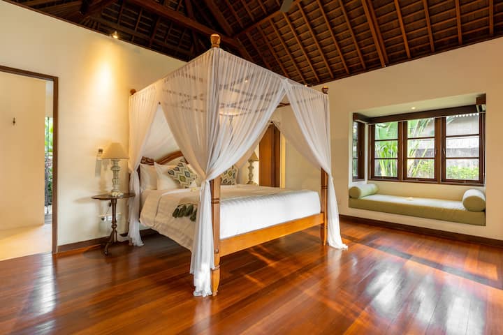 Стая в бунгало/стая с 4 - то легло
намира се на приземния етаж с достъп до басейн и градина 