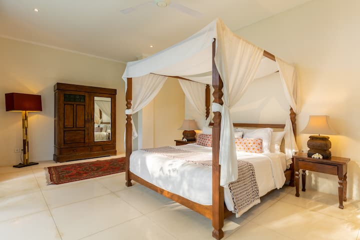 Зона на стая с 3 - то легло
намира се на приземния етаж с достъп до градината с басейн и всекидневната 