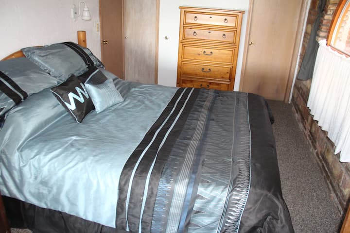 Dormitorio principal con cama tamaño king