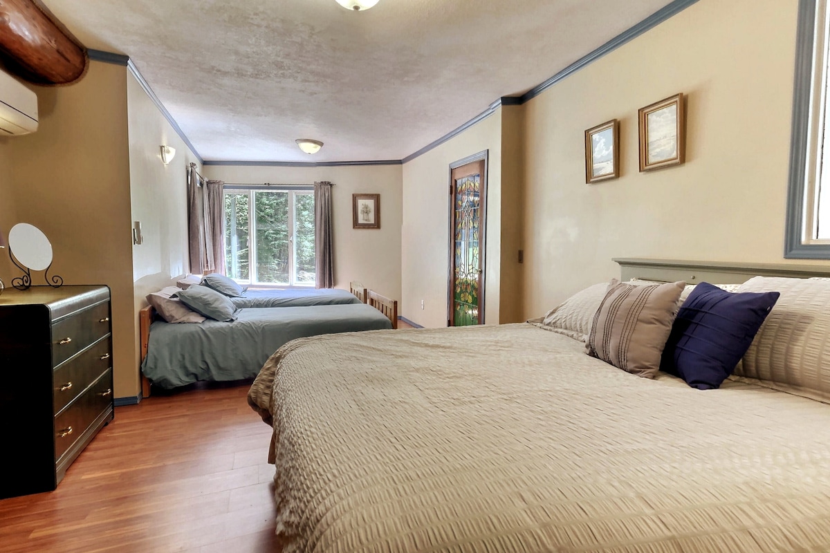 Manželská posteľ King a dve samostatné postele s výhľadom do záhrady