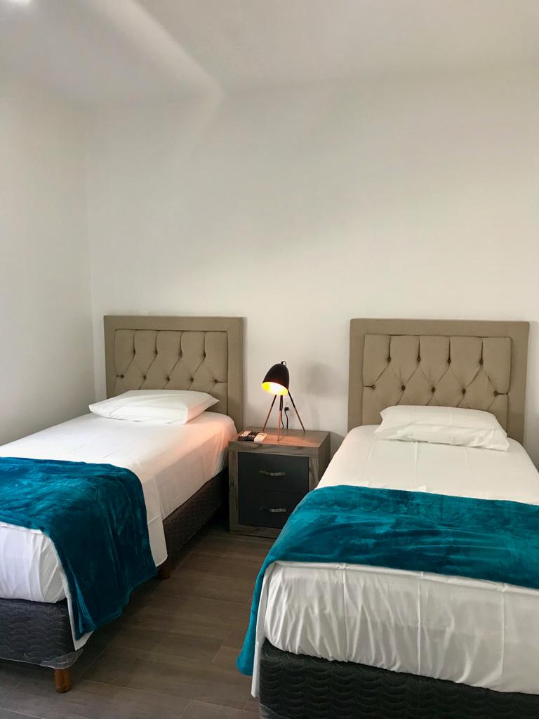 Izba  s dvoma samostatnými lôžkami , 50-palcovou televíziou, klimatizáciou, šatníkom, trezorom, kúpeľňou