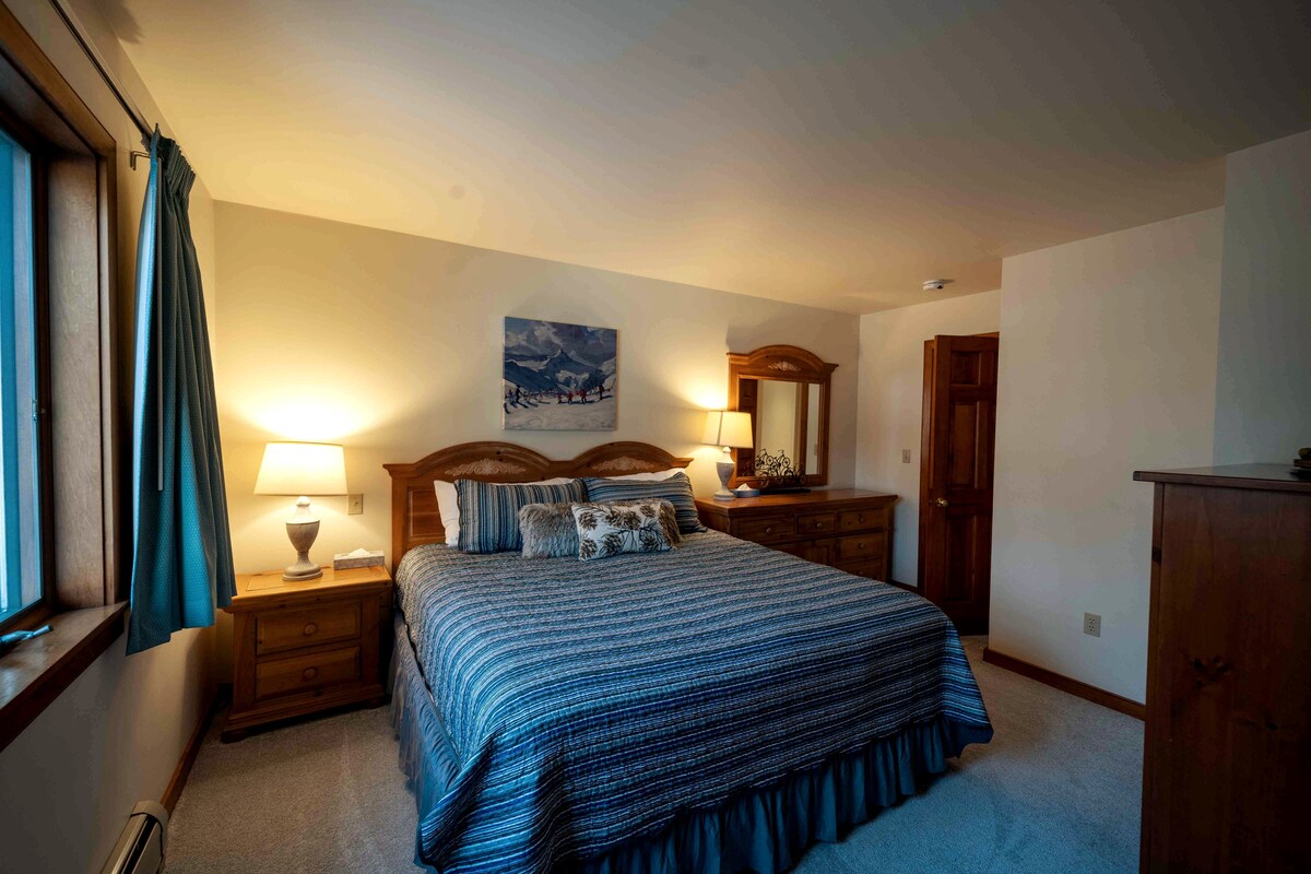 3号卧室-加大双人床或两张单人床