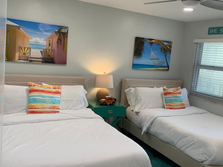 Dhoma e gjumit e dytë me dy krevate me madhësi të PLOTË dhe ventilator tavani - pamje nga hyrja