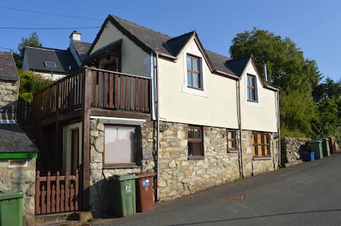 Popular Airbnb listing: Delightful stone built cottage with stunning views in Rhiwlas, Penisarwaun, Brynrefail, Clwt Y Bont, Dinorwic, Deiniolen, Bethel