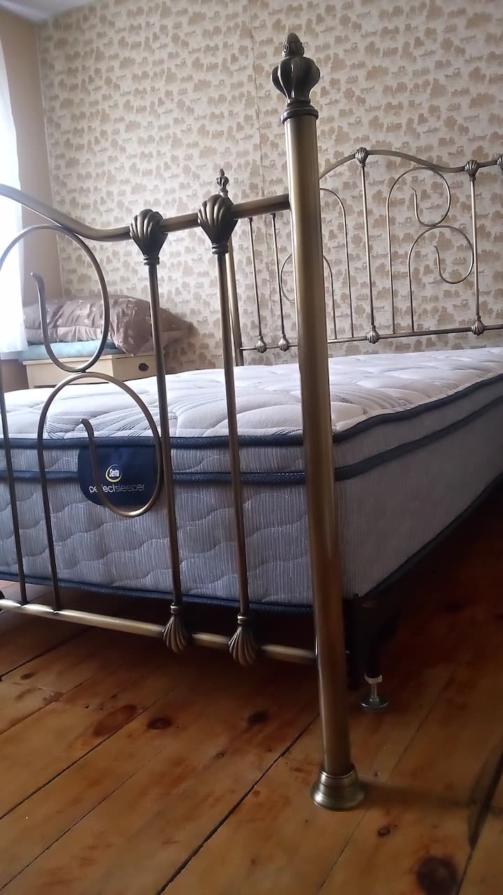Le matelas est un surmatelas Sealy parfait, supporté par un treillis en bois de lit de plate-forme. Plus d'une douzaine de planches.