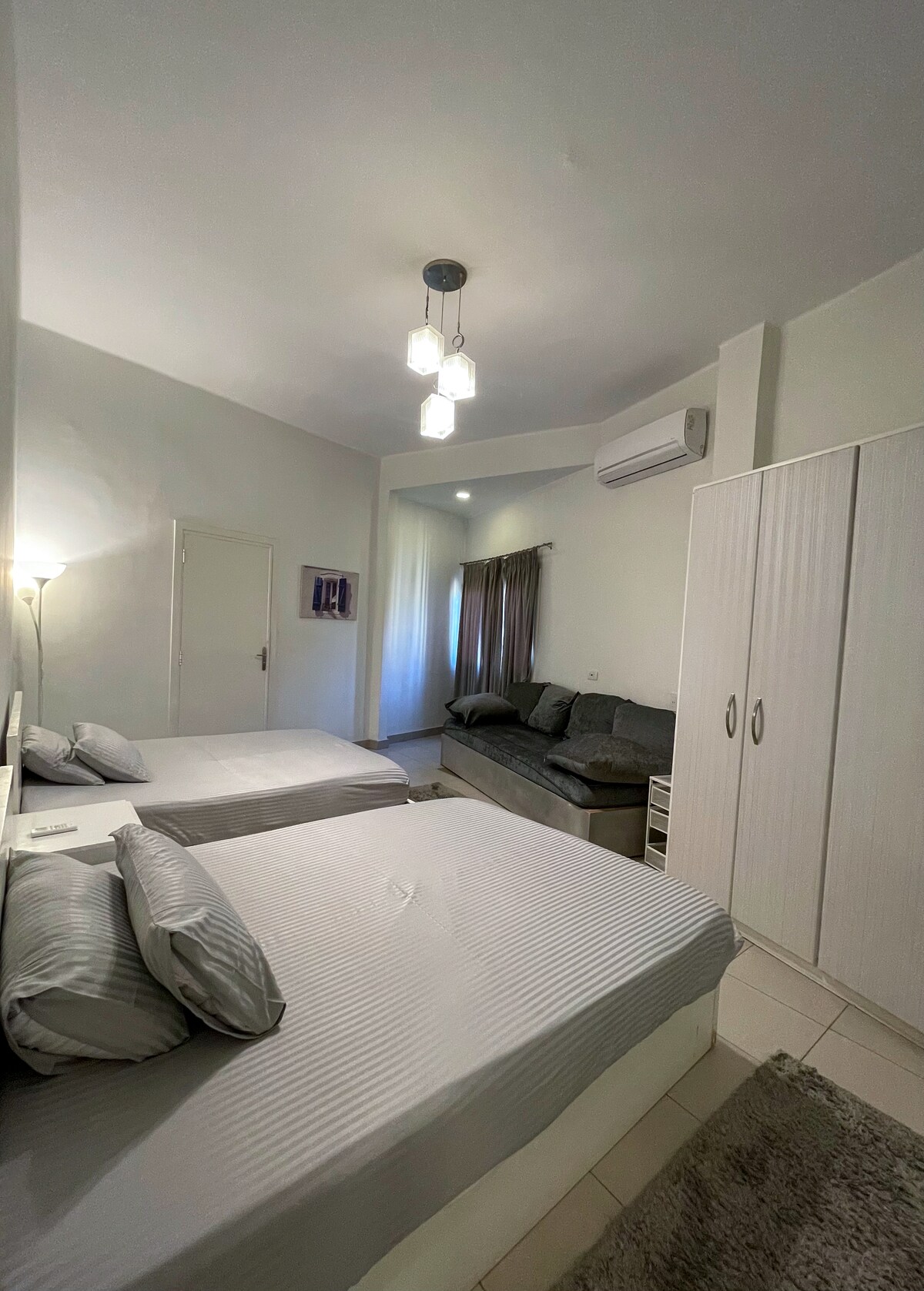 2 - ра спалня с 2 двойни легла и диван (подходяща за 4 - ма възрастни )