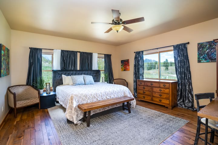 Dormitorio principal entre la naturaleza serena