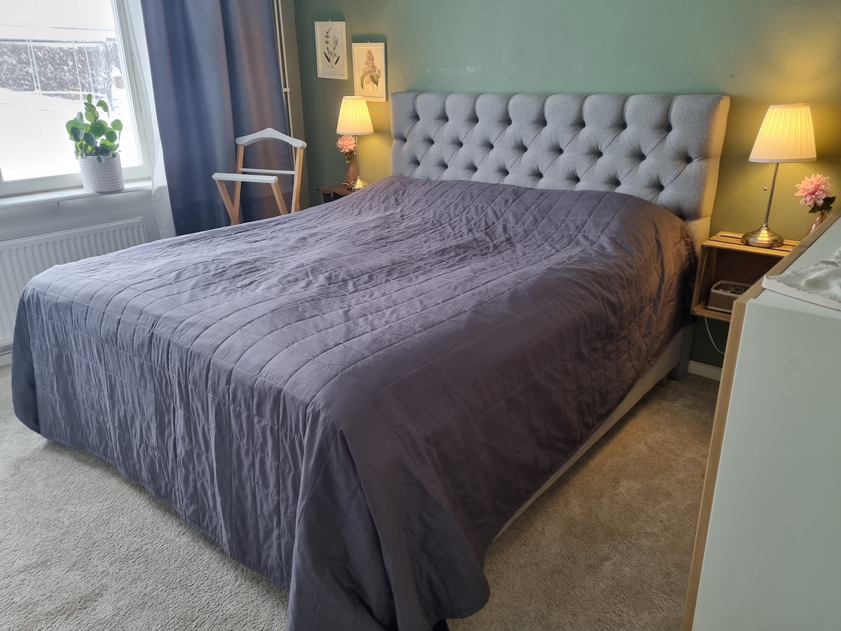 غرفة نوم في الطابق الأرضي 1. غرفة نوم الآباء ، سرير بعرض 180 سم. 