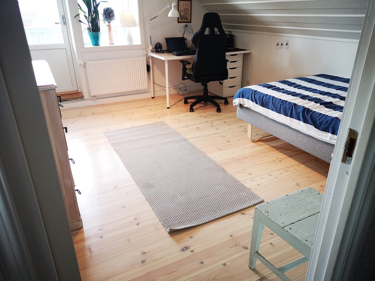 غرفة النوم الرابعة ، الطابق العلوي. سرير بعرض 120 سم. 