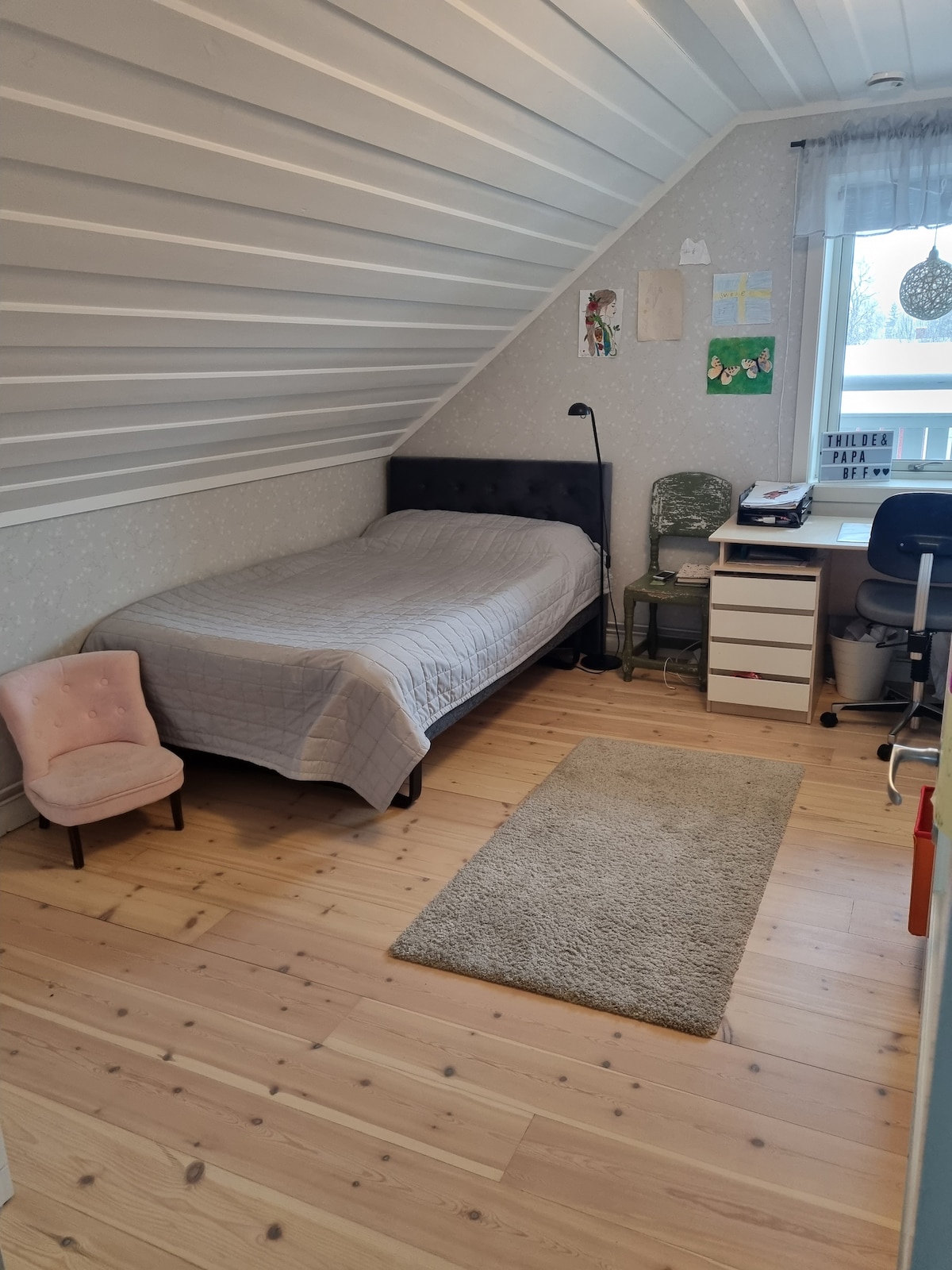 غرفة النوم 5، الطابق العلوي. سرير بعرض 120 سم. 