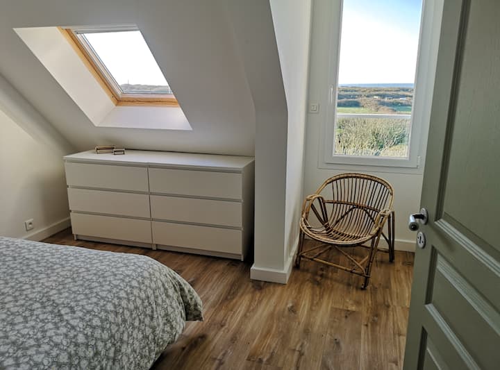 Entramos en la habitación. ¡Verás el mar desde tu cama!