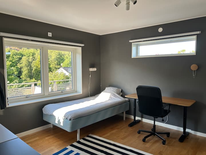 Dormitorio con cama individual