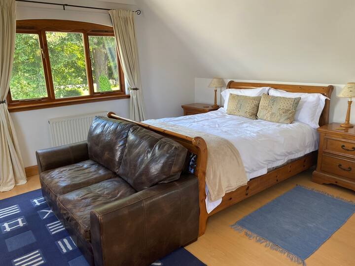 Ambienti i dhomës së gjumit…..“krevat super i rehatshëm”