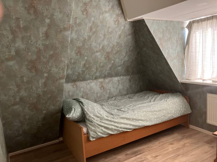 חדר שינה 3 לאדם אחד עם אזור ישיבה