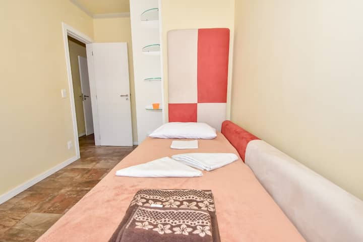 KJO PRONË KA NJË VLERËSIM ME 5 YJE NGA MË SHUMË SE 98% RECENSIONE. AI KA REHATI DHE ATMOSFERË LUMTURIE NGJITËSE... ËSHTË E GJERË DHE KA SHUMË REHATI. HIDHI NJË SY FOTOGRAFIVE DHE GJITHASHTU KOMENTEVE TË VIZITORËVE... FALEMINDERIT.