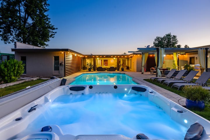 Modern Custom Home With Split-masters On 1 Acre. - Scottsdale, AZ