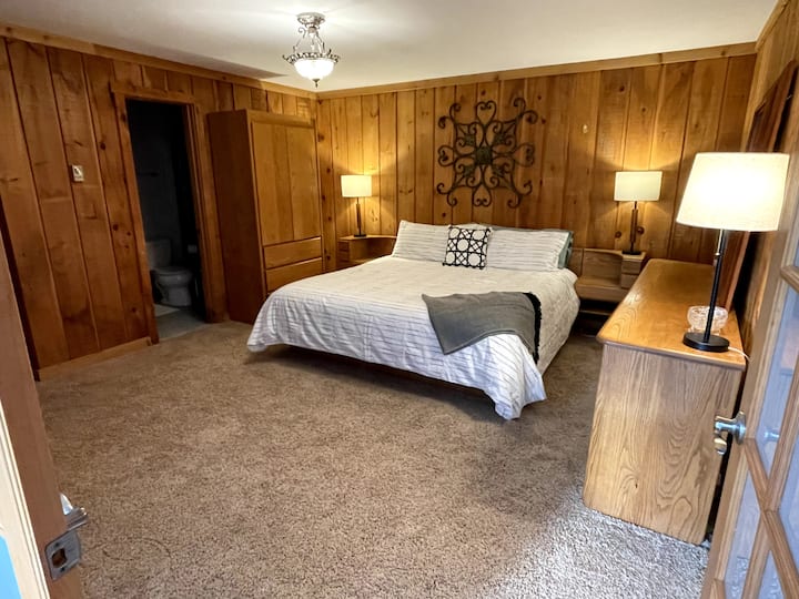 חדר שינה ראשי מס '2 (במפלס התחתון של הבית)