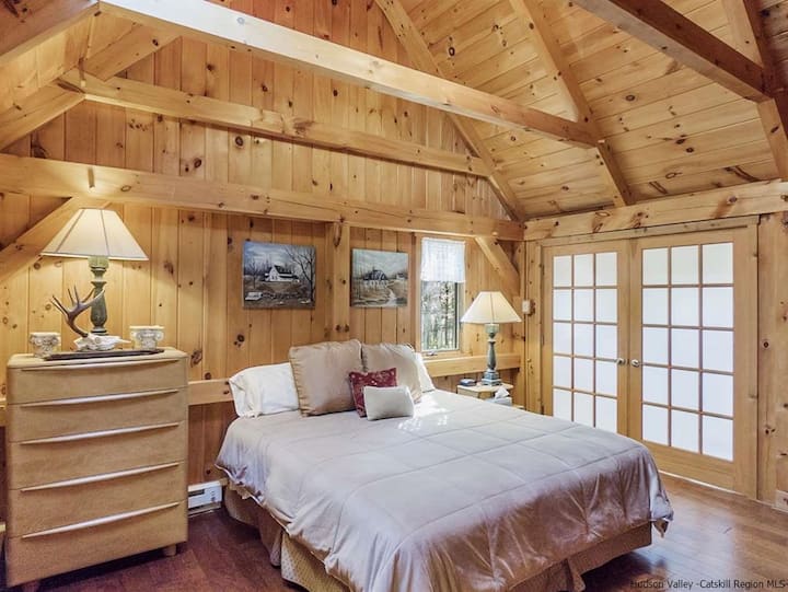 חדר שינה ראשי מס '1 (בקומה העליונה של הבית) כולל מיטת קינג סייז וחדר רחצה ושירותים