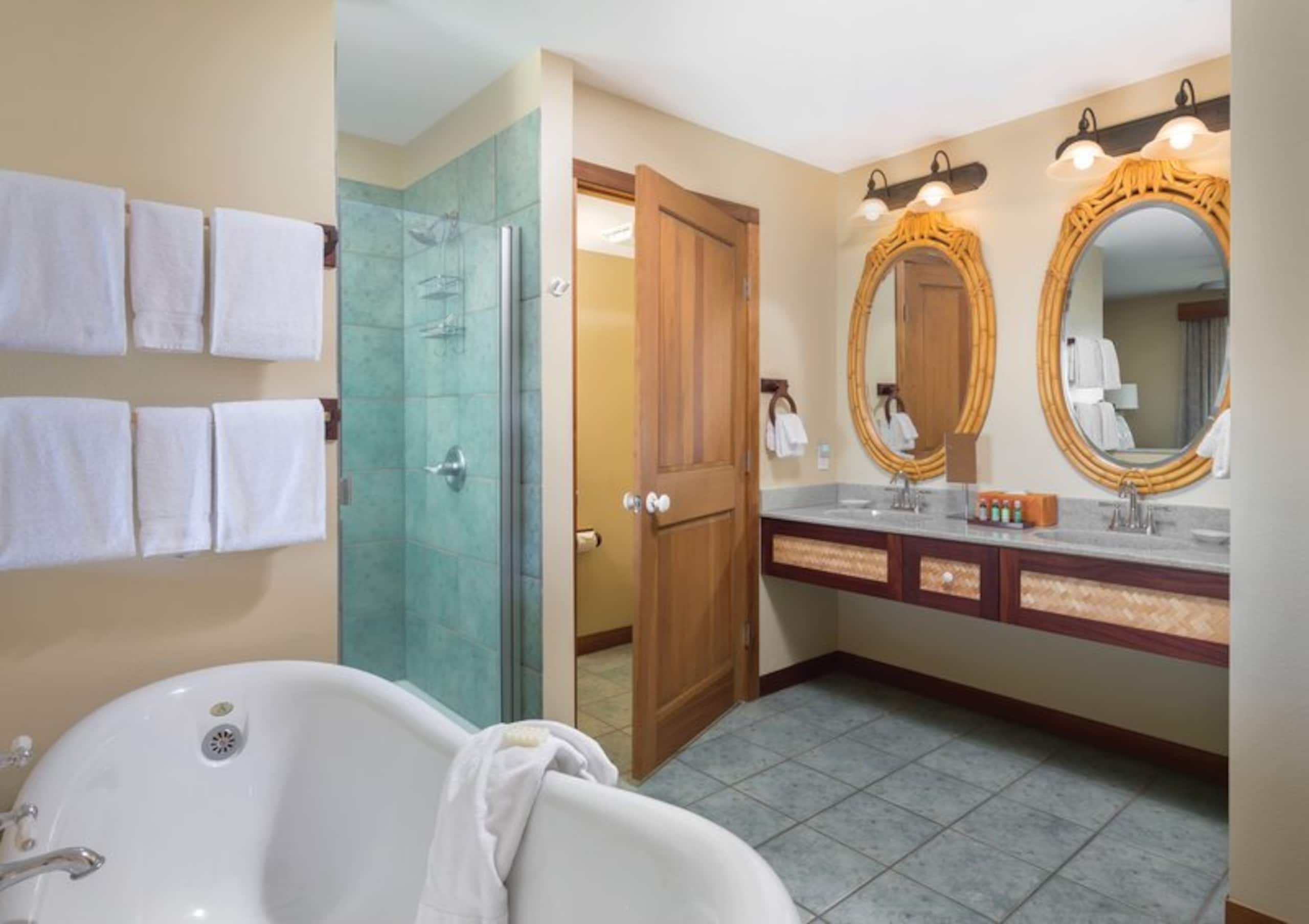 Resort in Kailua-Kona · ★4.75 · 2 bedrooms · 3 beds · 2 shared baths - Image 6