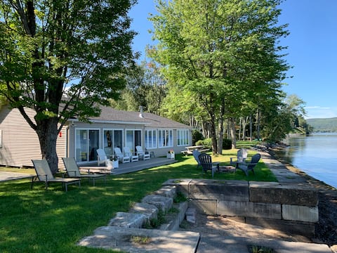 Cozy yet roomy cottage right on Lake Memphremagog!