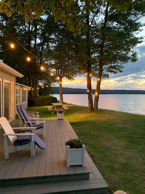 Cozy yet roomy cottage right on Lake Memphremagog!