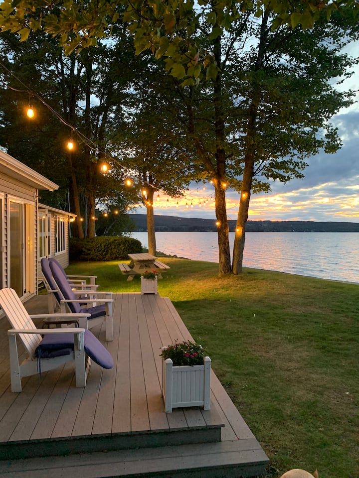 Cozy yet roomy cottage right on Lake Memphremagog!