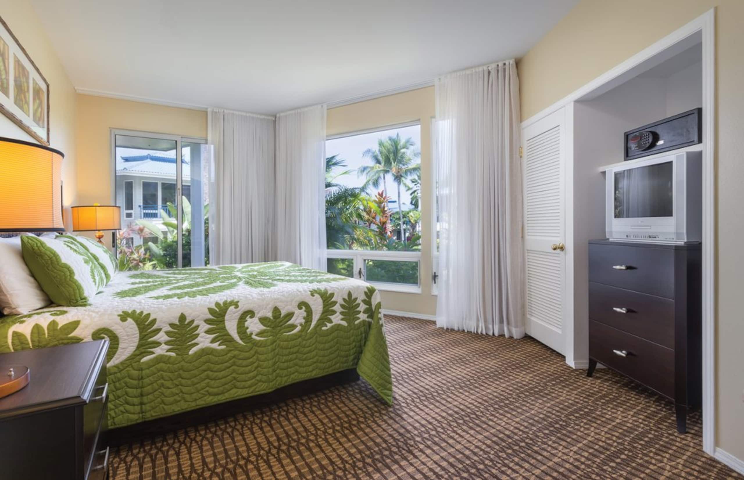 Condo in Kailua-Kona · ★4.69 · 1 bedroom · 2 beds · 1 private bath - Image 2