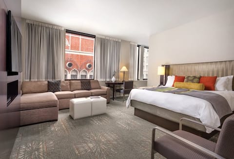 Successful Airbnb property: The Donatello - Accessible King Roll In in Downtown
