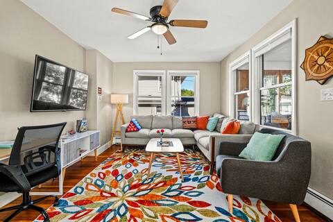 Beach Home next to Boston & T, King Bed, Park Free