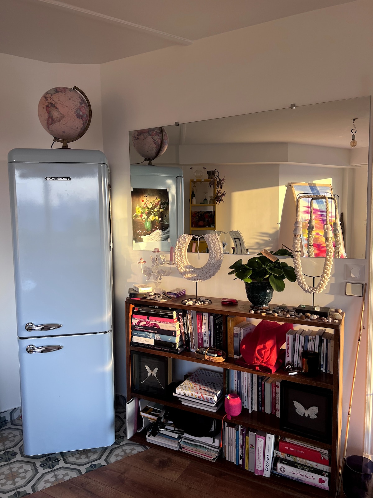 Jiko lililojengwa kwenye sebule